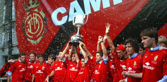El Mallorca celebra la Copa del Rey ganada en 2003.