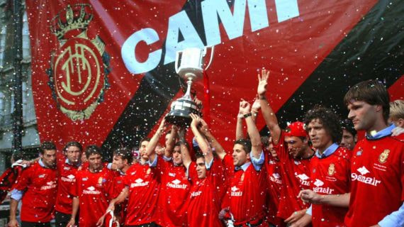 El Mallorca celebra la Copa del Rey ganada en 2003.