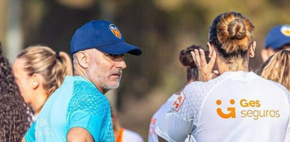 Jesús Oliva, durante un entrenamiento del Valencia.