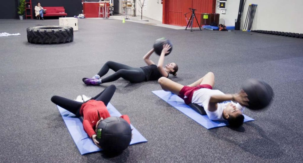 Unos deportistas haciendo CrossFit.