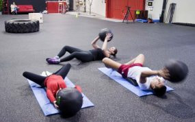 Unos deportistas haciendo CrossFit.