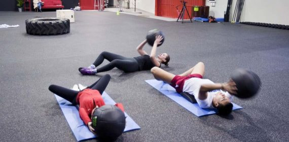 Unos deportistas haciendo CrossFit.