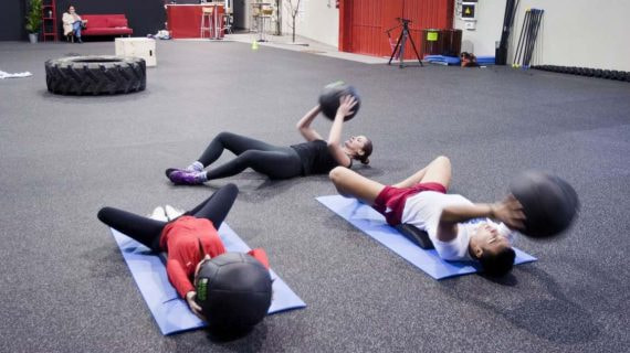 Unos deportistas haciendo CrossFit.
