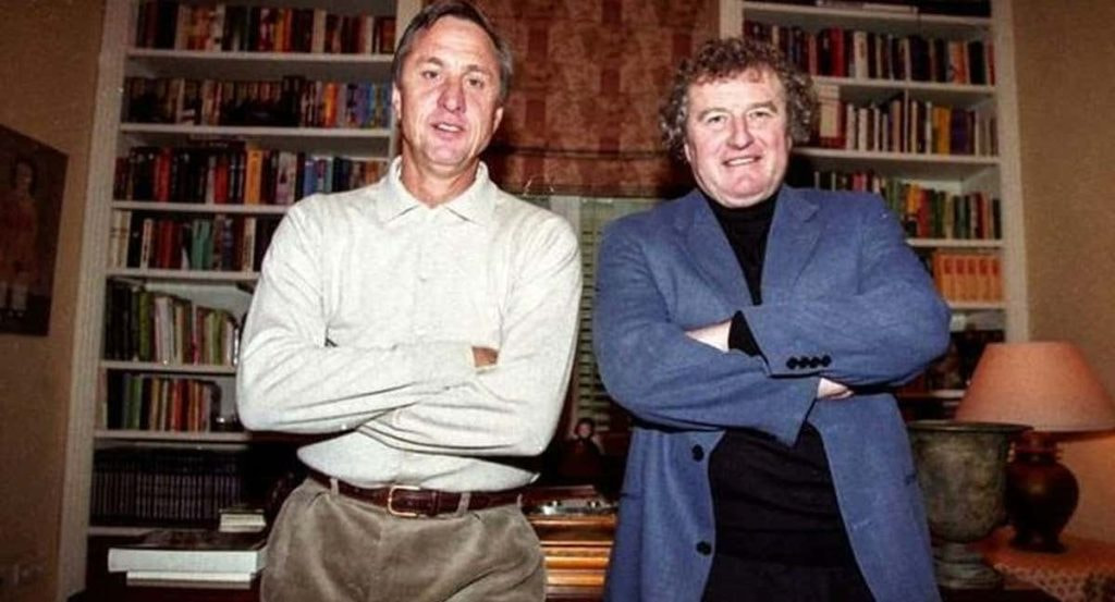 Johan Cruyff y Wim Jansen compartiendo un momento juntos.