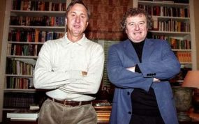 Johan Cruyff y Wim Jansen compartiendo un momento juntos.