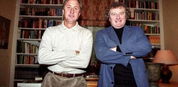 Johan Cruyff y Wim Jansen compartiendo un momento juntos.