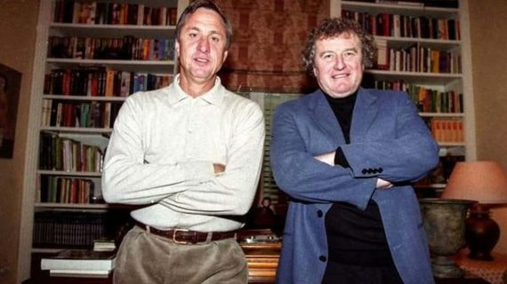 Johan Cruyff y Wim Jansen compartiendo un momento juntos.