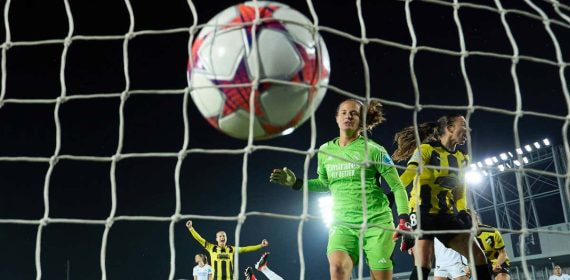 Mylène Chavas se lamenta tras encajar el gol del triunfo del Häcken.