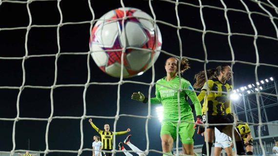 Mylène Chavas se lamenta tras encajar el gol del triunfo del Häcken.