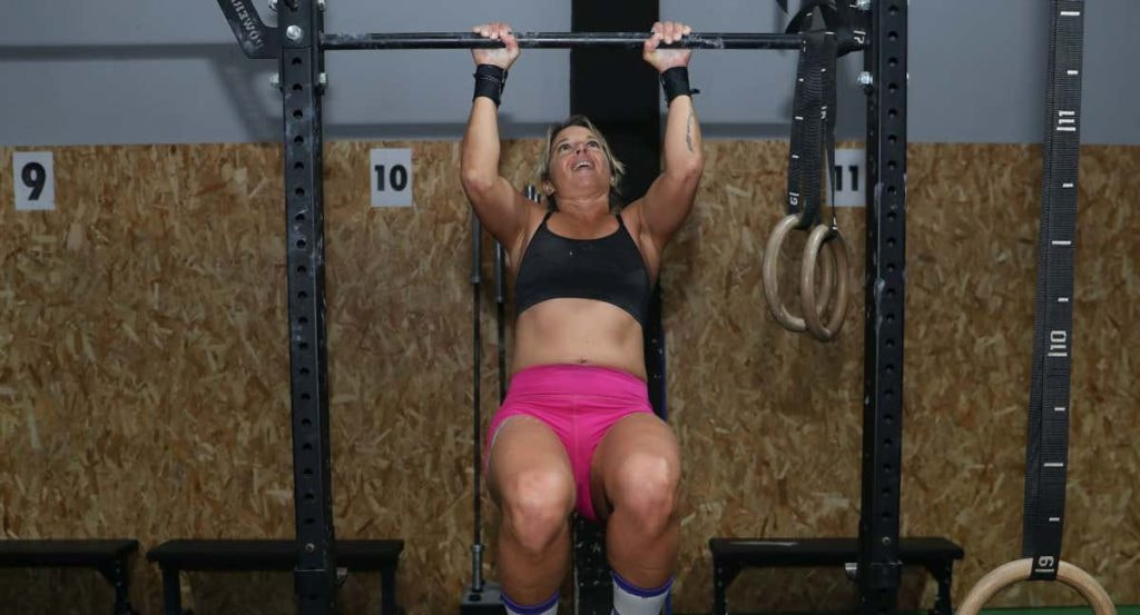 Una crossfitera hace dominadas, uno de los ejercicios del Murph.