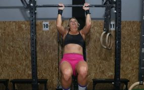 Una crossfitera hace dominadas, uno de los ejercicios del Murph.