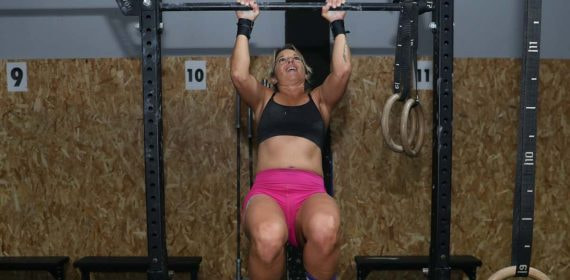 Una crossfitera hace dominadas, uno de los ejercicios del Murph.