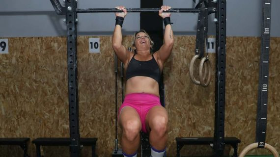 Una crossfitera hace dominadas, uno de los ejercicios del Murph.