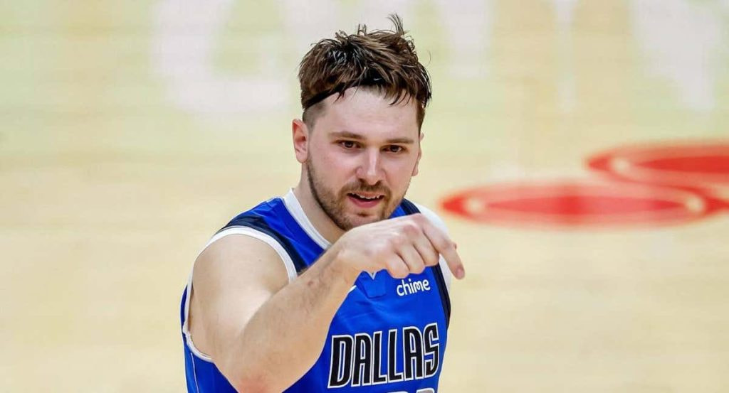 Luka Doncic, de los Dallas Mavericks, anotó 73 puntos en la victoria de su equipo ante los Atlanta Hawks.