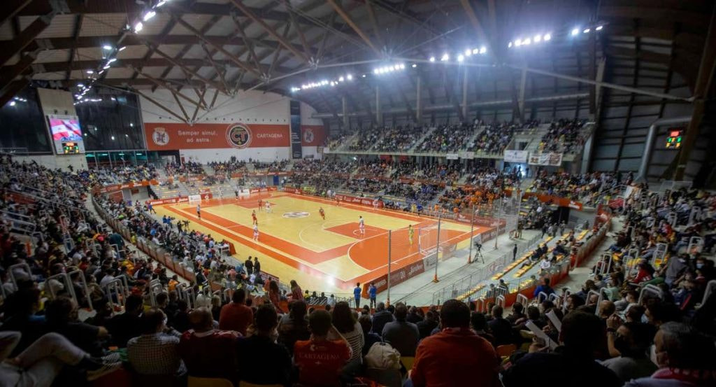 Cuánto mide un campo de fútbol sala