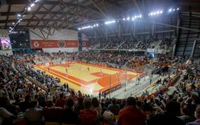 Cuánto mide un campo de fútbol sala