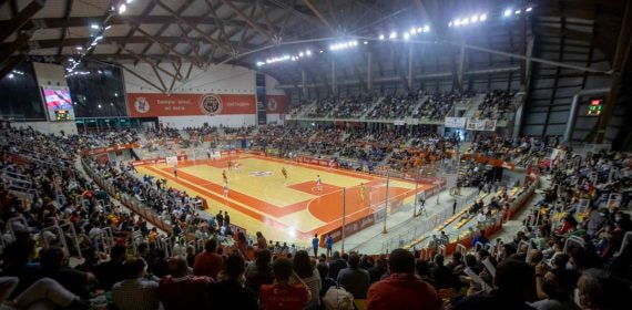 Cuánto mide un campo de fútbol sala