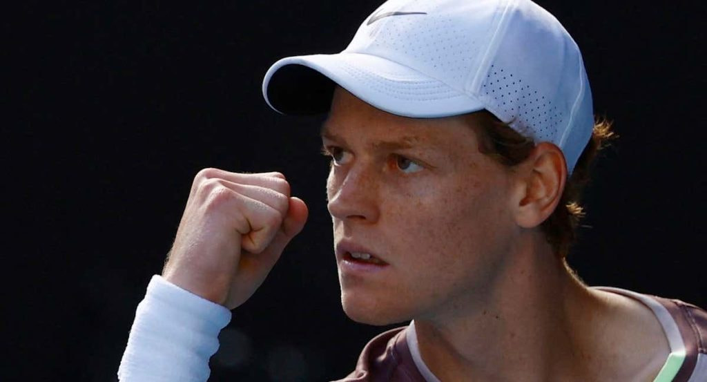 Jannik Sinner celebra un punto contra Novak Djokovic.