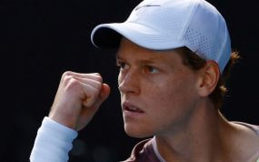 Jannik Sinner celebra un punto contra Novak Djokovic.