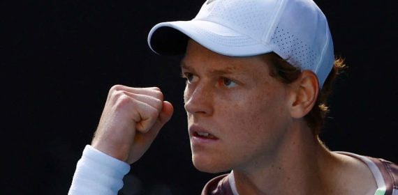 Jannik Sinner celebra un punto contra Novak Djokovic.