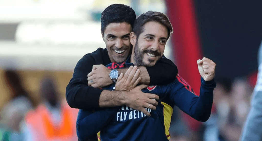 Mikel Arteta abraza a Nicolás Jover después de un gol.