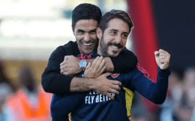 Mikel Arteta abraza a Nicolás Jover después de un gol.