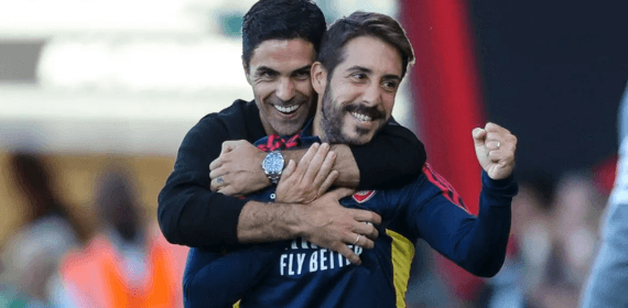 Mikel Arteta abraza a Nicolás Jover después de un gol.