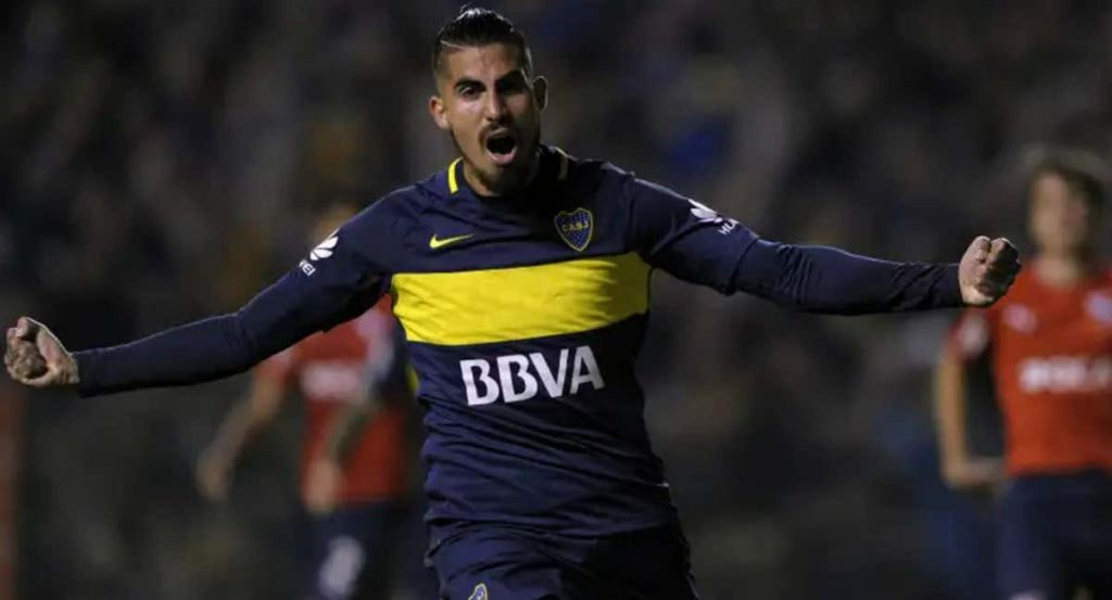Junior Benítez celebra un gol en su etapa con Boca.