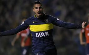 Junior Benítez celebra un gol en su etapa con Boca.