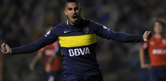 Junior Benítez celebra un gol en su etapa con Boca.