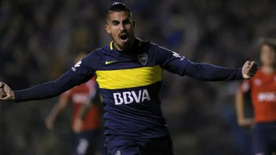 Junior Benítez celebra un gol en su etapa con Boca.