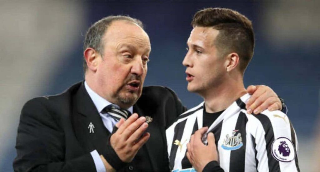 Javier Manquillo y Rafa Benítez, en el Newcastle.
