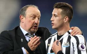 Javier Manquillo y Rafa Benítez, en el Newcastle.