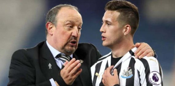 Javier Manquillo y Rafa Benítez, en el Newcastle.