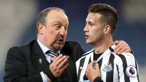 Javier Manquillo y Rafa Benítez, en el Newcastle.