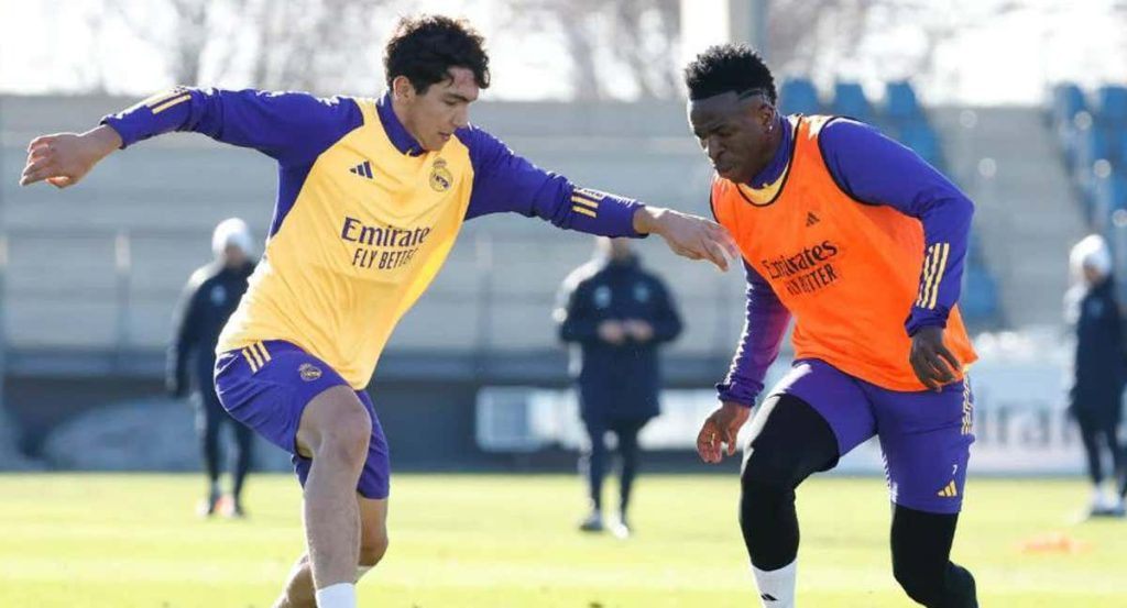 Mario Martín trata de arrebatarle un balón a Vinicius en el entrenamiento del lunes.