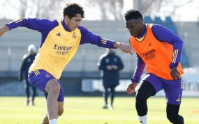 Mario Martín trata de arrebatarle un balón a Vinicius en el entrenamiento del lunes.