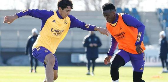 Mario Martín trata de arrebatarle un balón a Vinicius en el entrenamiento del lunes.
