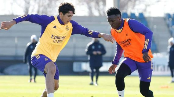 Mario Martín trata de arrebatarle un balón a Vinicius en el entrenamiento del lunes.