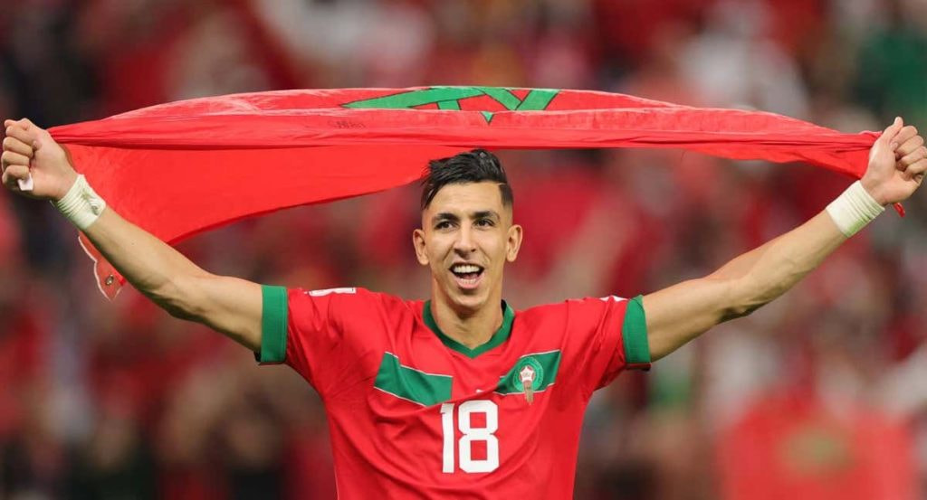 El Yamiq celebra una victoria en el Mundial de Catar con Marruecos.