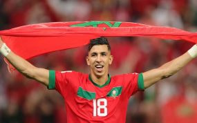El Yamiq celebra una victoria en el Mundial de Catar con Marruecos.