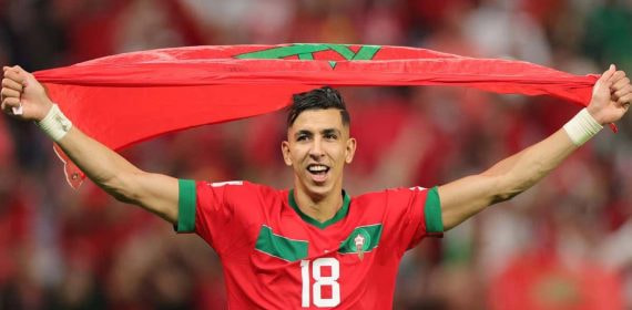 El Yamiq celebra una victoria en el Mundial de Catar con Marruecos.