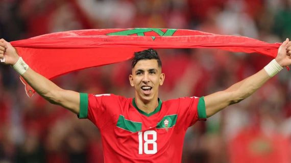 El Yamiq celebra una victoria en el Mundial de Catar con Marruecos.