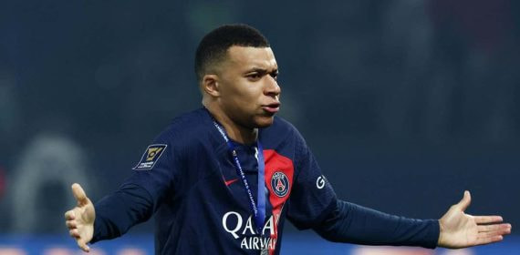 Mbappé celebra la Supercopa.