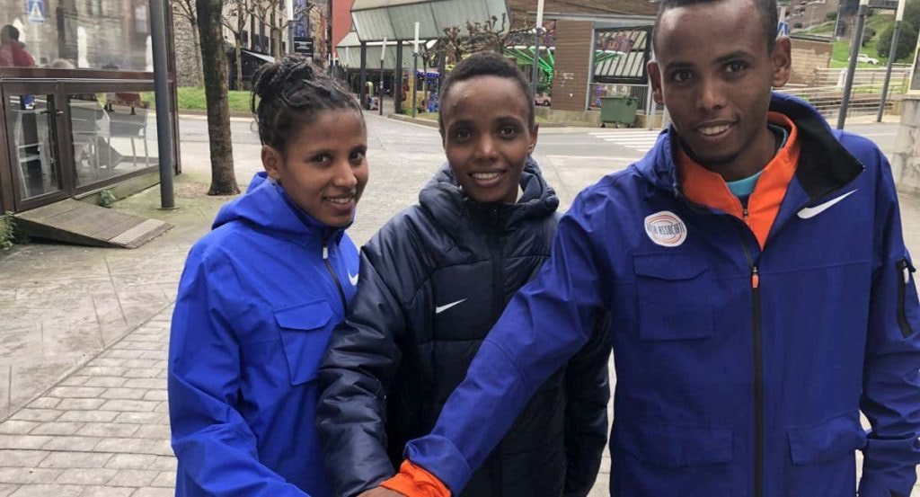 Asmerech Anley y Berihu Aregawi flanquean a Beatrice Chebet, principal favorita para hacerse con el triunfo el domingo en el Cross Internacional de Elgoibar.