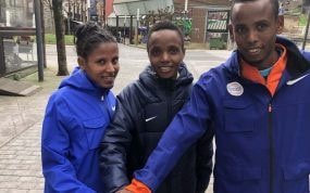 Asmerech Anley y Berihu Aregawi flanquean a Beatrice Chebet, principal favorita para hacerse con el triunfo el domingo en el Cross Internacional de Elgoibar.
