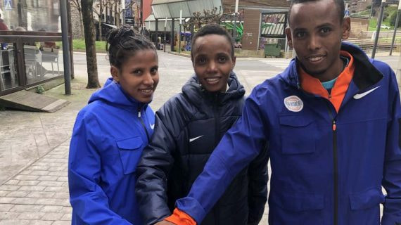 Asmerech Anley y Berihu Aregawi flanquean a Beatrice Chebet, principal favorita para hacerse con el triunfo el domingo en el Cross Internacional de Elgoibar.