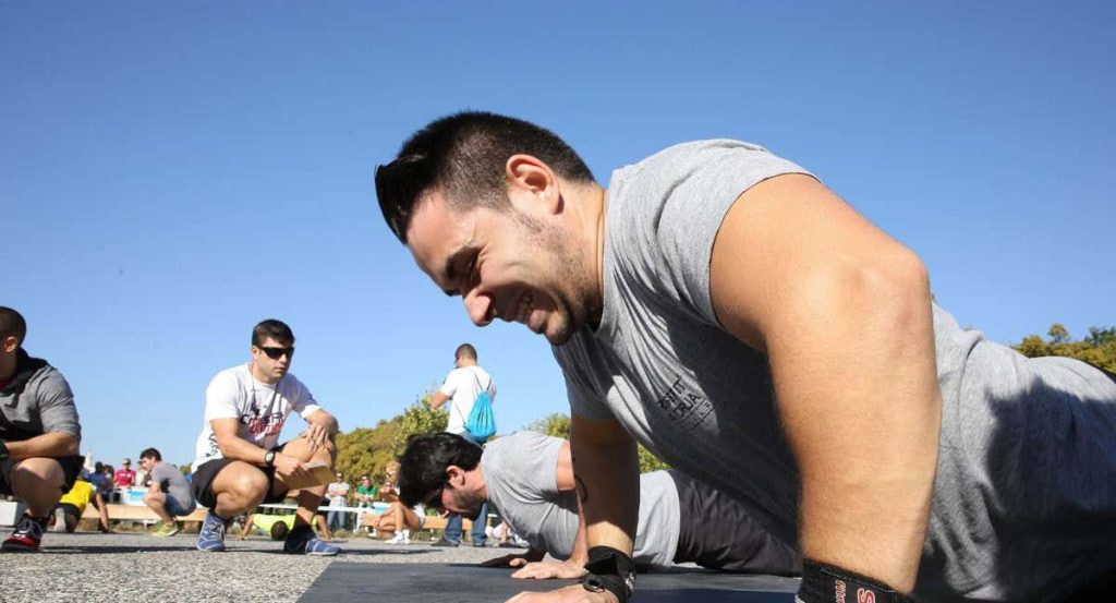 Un crossfitero realiza un push up.