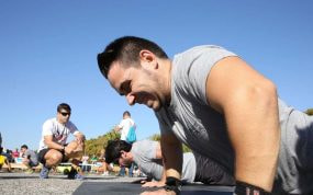 Un crossfitero realiza un push up.