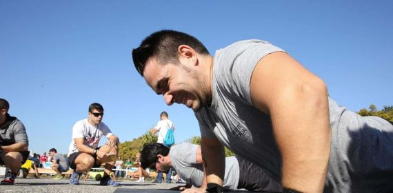 Un crossfitero realiza un push up.